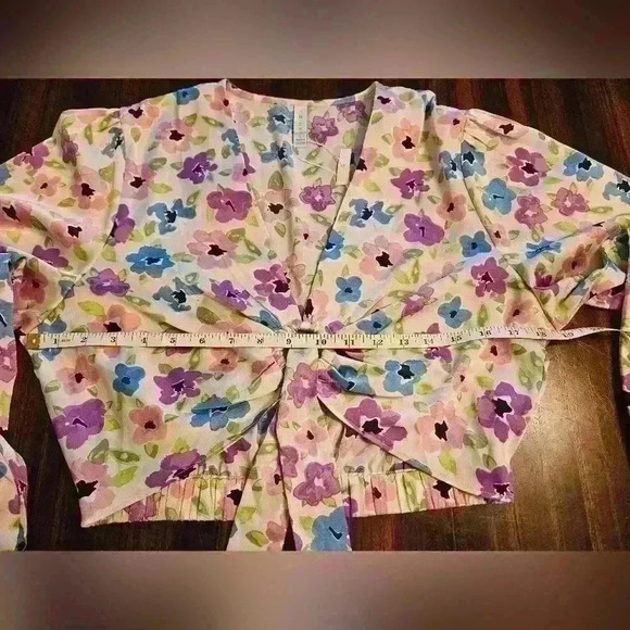 Amisu Pink Blue Green Floral Cropped Long Sleeved Blouse Size L Like New - Picture 10 of 12
